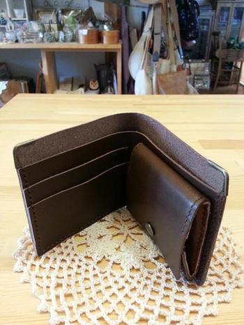 革の財布。