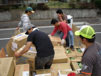 平成23年4月18日出発の積込のお手伝い