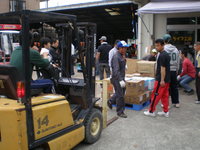 平成23年4月18日出発の積込のお手伝い
