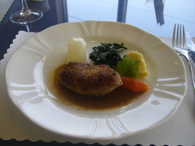 ランチを川のほとりのフレンチで