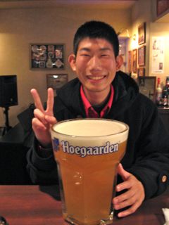 余裕のピースサイン
