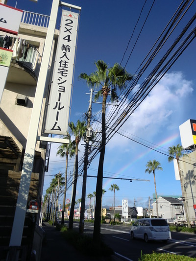 空にキレイな虹が見えました♪