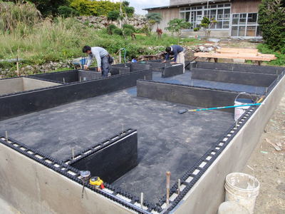 casa cube 黒い基礎