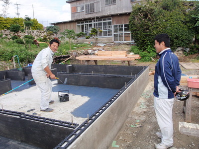 casa cube 黒い基礎
