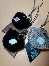 黒のミニマルシェバッグのストラップ
