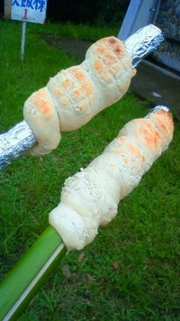 キャンプ♪で竹巻きパン