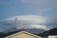 桜島の上に、UFОみたいな雲が。。