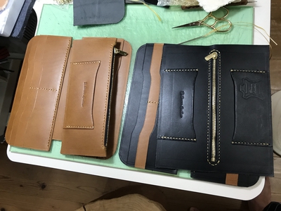 夜の趣味時間。『Brave leather』財布の制作の様子。