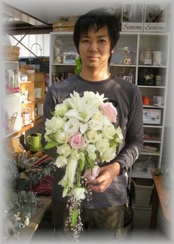 新郎が新婦のために作るブーケ