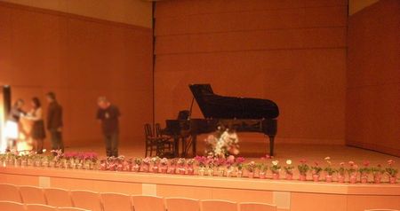 ピアノ発表会に花鉢のステージ飾り