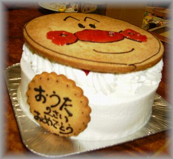アンパンマンのケーキで2歳のお祝い