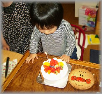 アンパンマンのケーキで2歳のお祝い