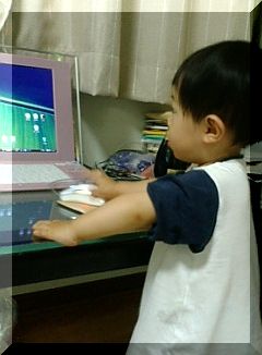 パソコンを操る1歳2か月児