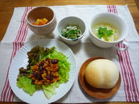 チリコンカン。ハイジの白パン。