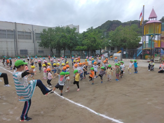 運動会前の一週間始まりました。園児元気に登園、全体練習の一コマです！寒暖の差、　寝冷えに注意！