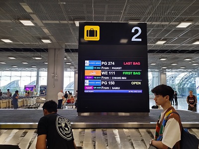 混雑するバンコク国際空港