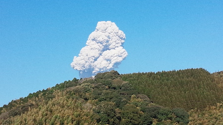 新燃岳の噴火と田んぼの様子