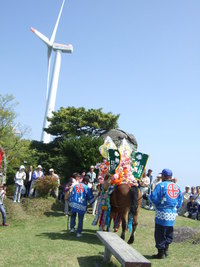 牟礼岡の牧神様と風車と巨巌の写真