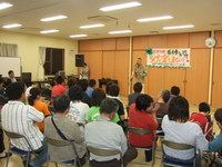 「むぎのめ」のチャリティーイベントで藤井康一さんのライブ