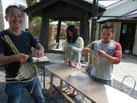いろりの里で、竹細工の実演指導のイベントがありました。