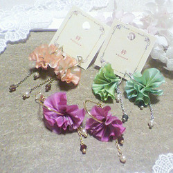 シルクリボンのお花ピアス♪