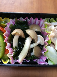 今週のお弁当「わかめとしめじの和え物」