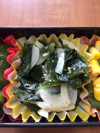 今週のお弁当「わかめとたまねぎのごま和え」