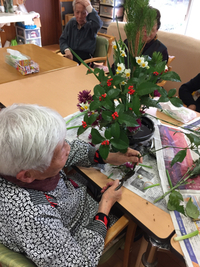 花に楽しむ。花に触れる。