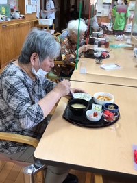 食事中