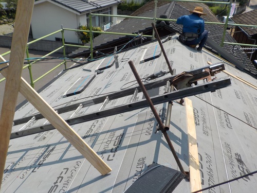 鹿児島市内で屋根葺替工事その６　１階コロニアル葺き