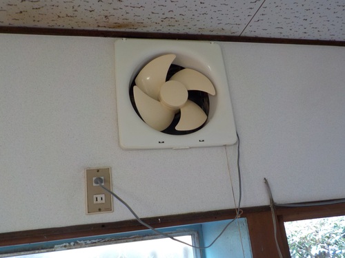 鹿児島市内で４ＤＫ一戸建空室クリーニングその１　窓サッシ・換気扇・キッチンクリーニング