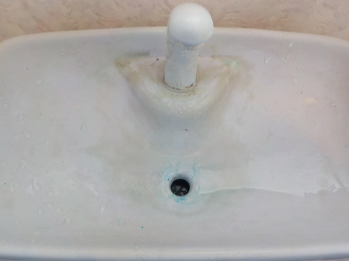 石灰化した水アカ汚れの除去（トイレの手洗い器）