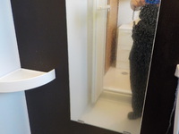 浴室鏡のウロコ取り、排水溝部品の汚れ取り他（鹿児島市の空室クリーニング）