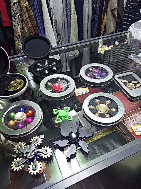 色んなハンドスピナーが入荷しています♪