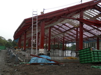 雨の中の鉄骨の建て方作業。