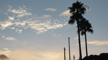 東と西の空