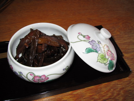 菫の器とツワブキの佃煮
