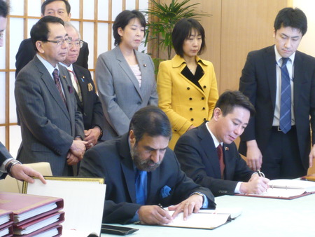 外務相にて署名をする、前原誠司外務相、アーナンド・シャルマ商工相