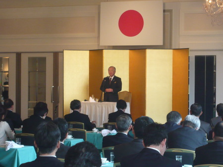 「世界の中の日本経済」について語る。