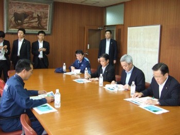 松本防災担当大臣、霧島新燃岳噴火対策視察