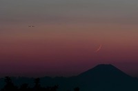 富士山に沈む月齢0.9の月と水星