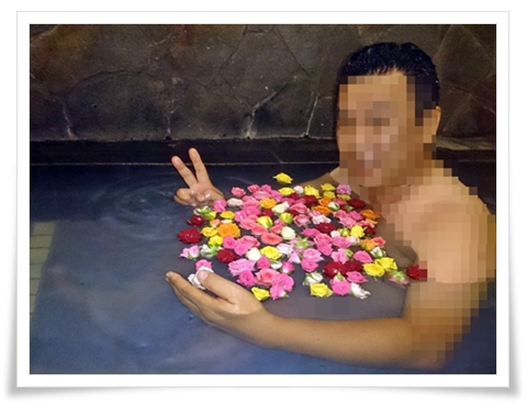 温泉で薔薇風呂を楽しむ♪^^ 温泉で薔薇風呂を楽しむ♪^^