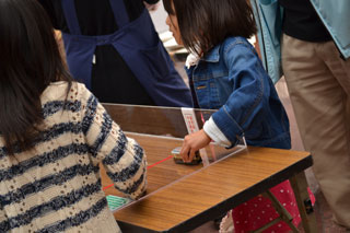 『よい子たちのレトロ市電チョロQレース大会！＆　天文館ハチミツでホットケーキを食べよう！』開催中です。