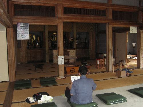 「禅宗道場で座禅を組む???」