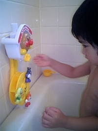今日も水遊び。