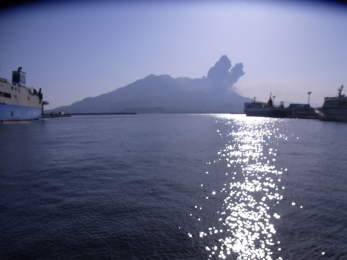 桜島と海の写真