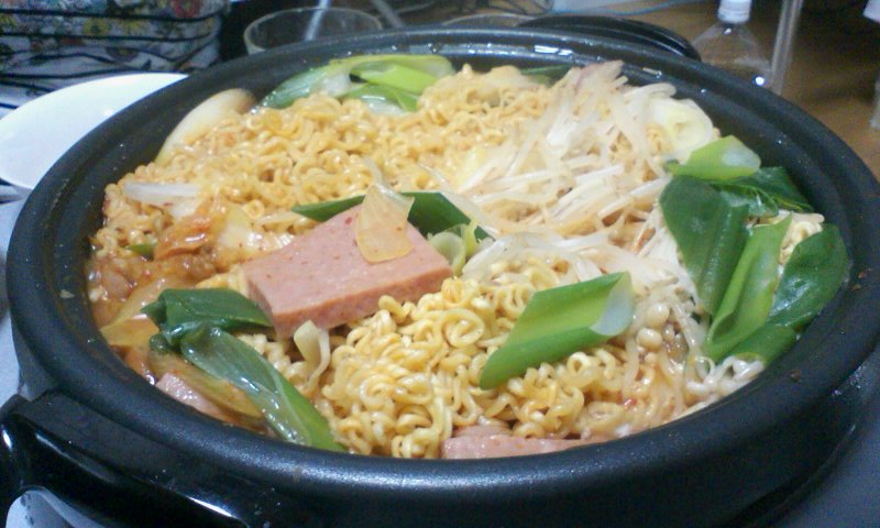 韓国鍋のプデチゲ(部隊チゲ)を食す
