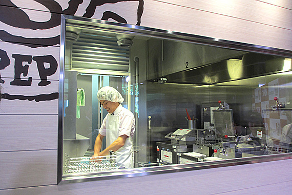 ケンタッキー、調理を｢見せる｣新型店