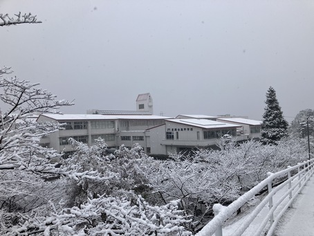 雪化粧の時計台。