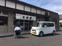 車いすでお肉屋